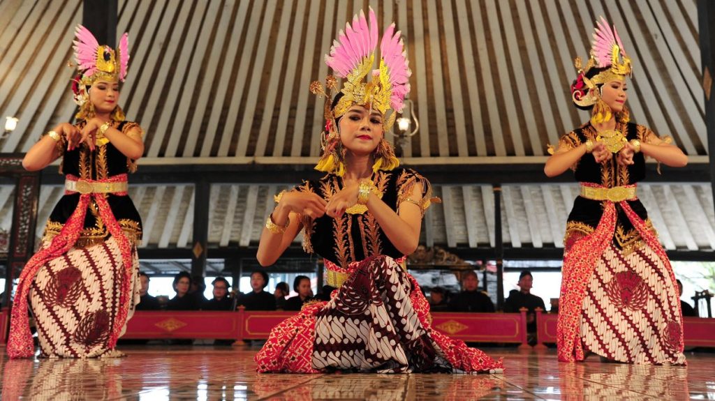 Tari Golek Lambangsari by. magnetoholidays.id