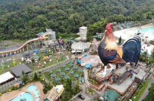 Hotel berbentuk ayam raksasa di Filipina. (Guinness World Records)