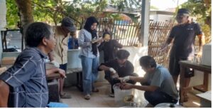 Bersama dengan mitra proses pembuatan pakan GELnat-2