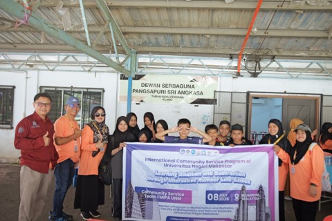 Berita_3_Dokumentasi_Bersama_Tim_Pengabdian_FMIPA_UNM_dan_Anak_Anak