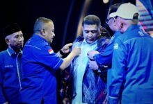 Munafri Arifuddin resmi menjadi kader Partai Demokrat setelah menerima KTA dan dipasangi jaket Demokrat