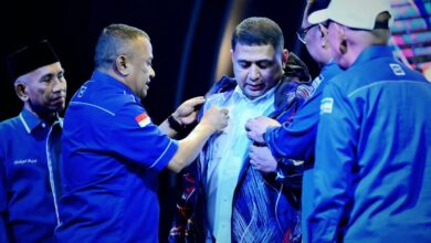 Munafri Arifuddin resmi menjadi kader Partai Demokrat setelah menerima KTA dan dipasangi jaket Demokrat