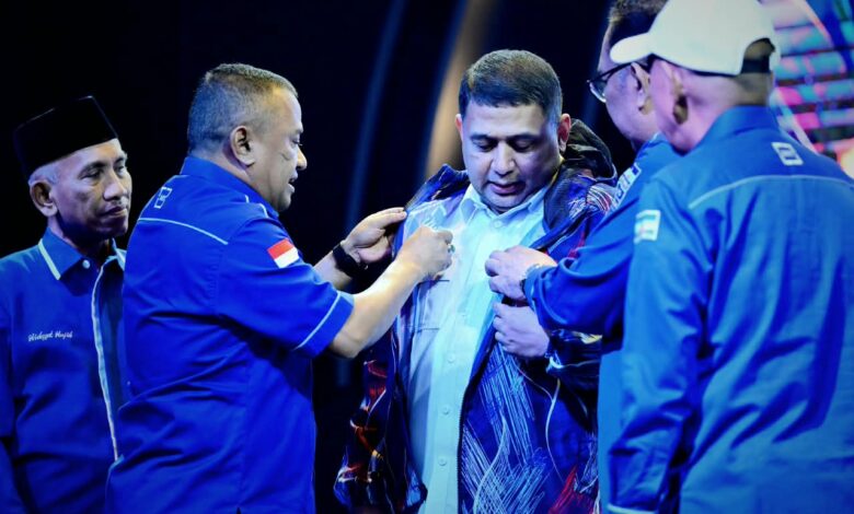 Munafri Arifuddin resmi menjadi kader Partai Demokrat setelah menerima KTA dan dipasangi jaket Demokrat