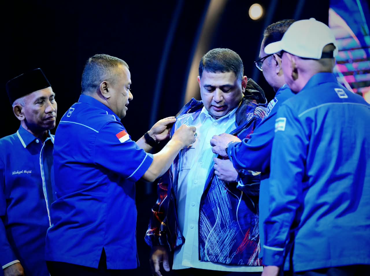 Munafri Arifuddin resmi menjadi kader Partai Demokrat setelah menerima KTA dan dipasangi jaket Demokrat